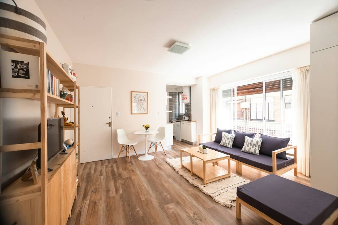 Salón con suelo de madera y luz natural